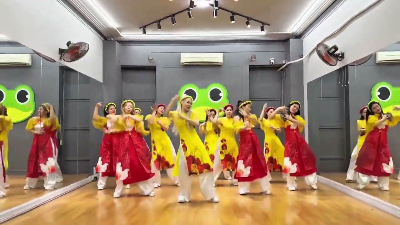 Không Cảm Xúc & Con Bướm Xuân - Trang EX Dance