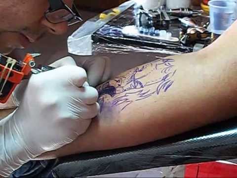 Video: Uomo Tatuaggi Cane In North Carolina