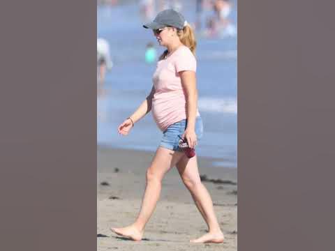 Pregnant Heidi Montag Enjoying Beach With Baby Bum! - YouTube