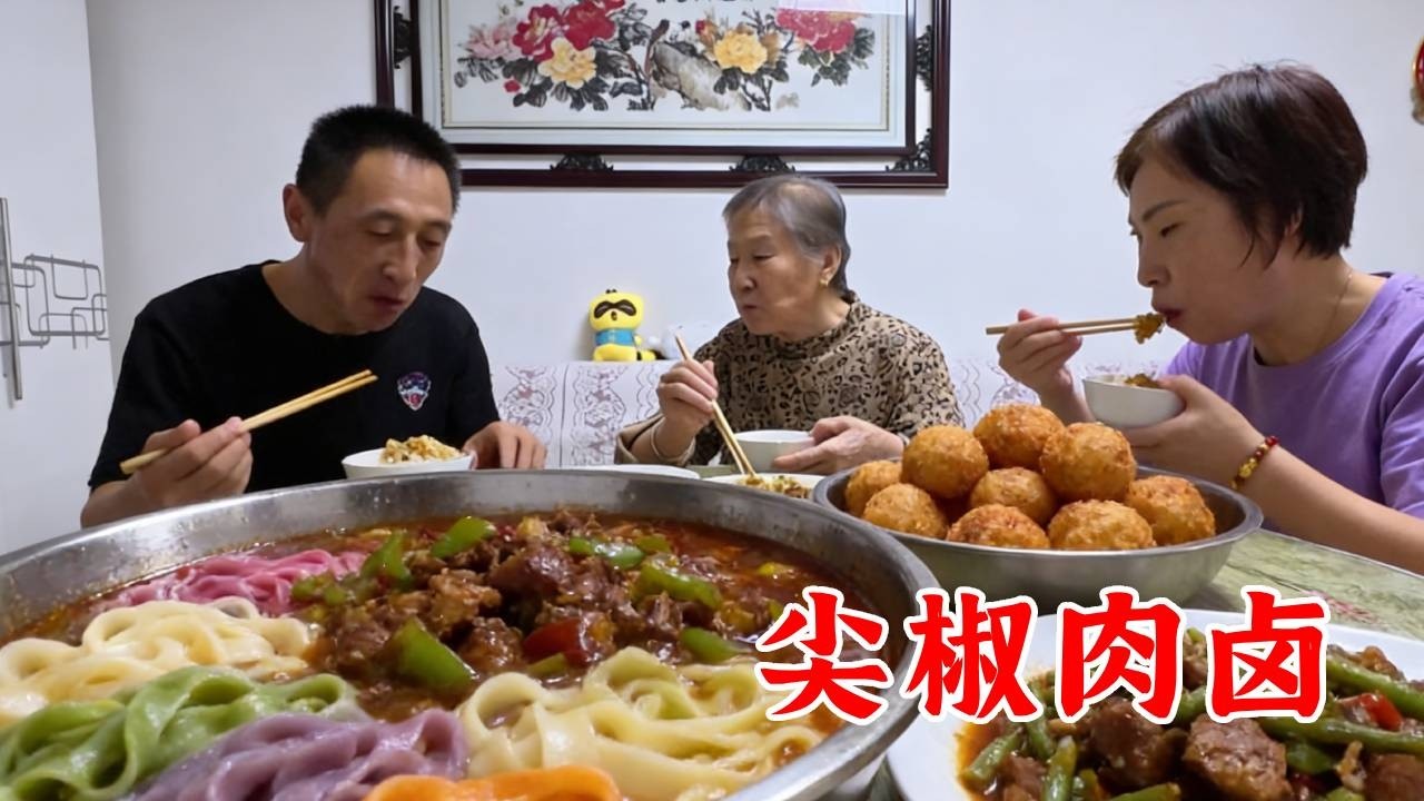 菠菜和火龙果和面来做点彩色宽面条，搭配尖椒肉卤，人日节吃面条 #习俗 #记录真实生活