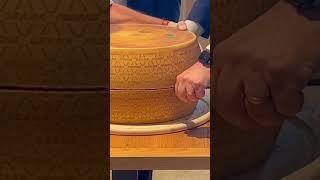 Oscar Farinetti Apre Una Forma Di Grana Padano