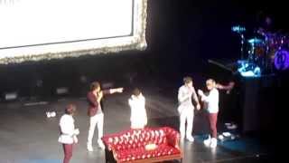 Niall Sings & One Direction Does the Macarena