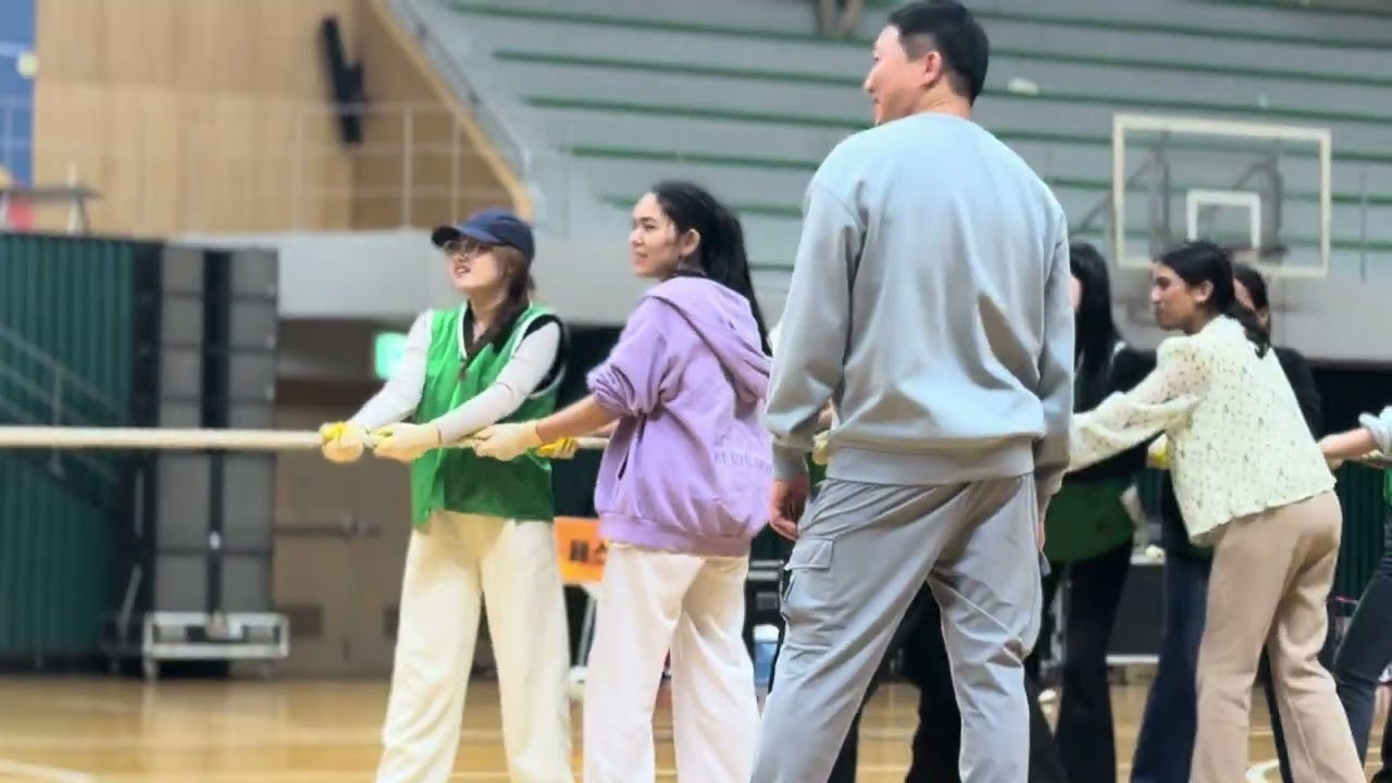 বাস্তবে স্কুইড গেম। দড়ি টানাটানি যাকে কোরিয়ান ভাষায় জুলদারিগি বলে।