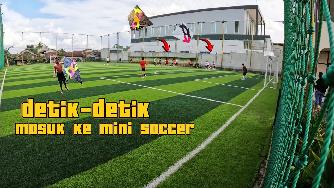 Dibikin kaget pemain bola tiba-tiba ada layangan jatuh ke lapangan