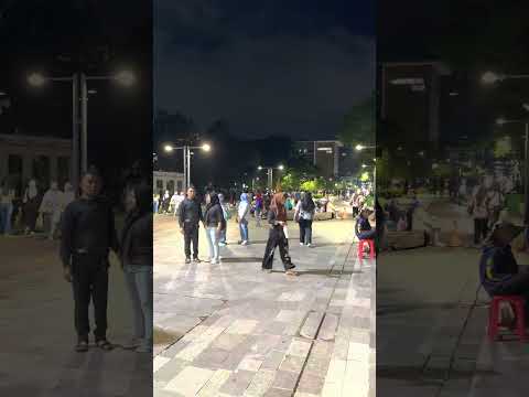 雅加达法塔西拉广场周六天黑后，小吃摊旁全是席地抢吃的人