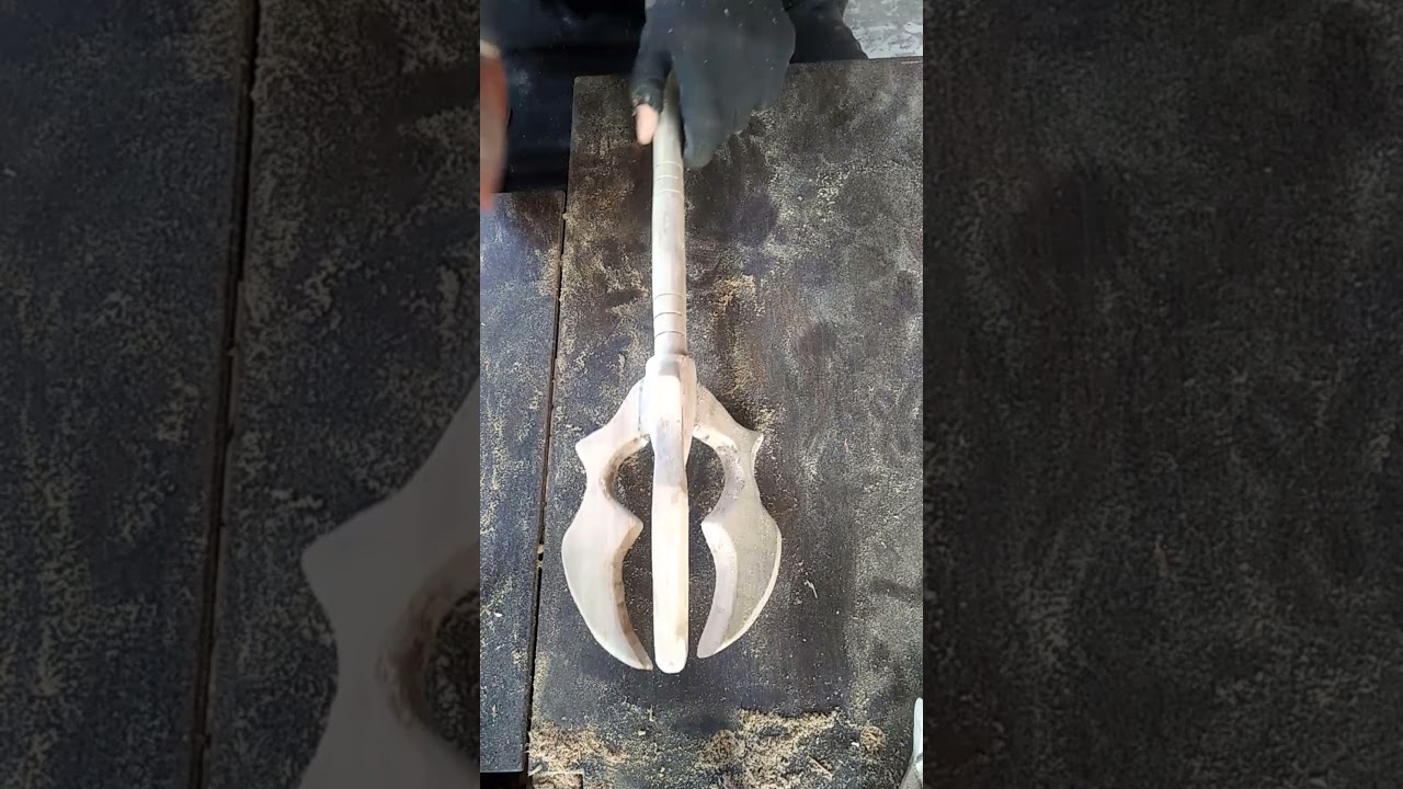 Fizz's weapon is made of wood 