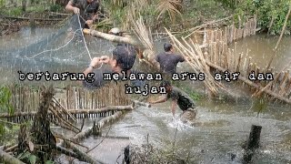 Download Lagu Berpacu melawan arus air dan derasnya hujan untuk selesaikan perangkap ikan hidup di hutan MP3 Download Lagu Berpacu melawan arus air dan derasnya hujan untuk selesaikan perangkap ikan hidup di hutan MP3