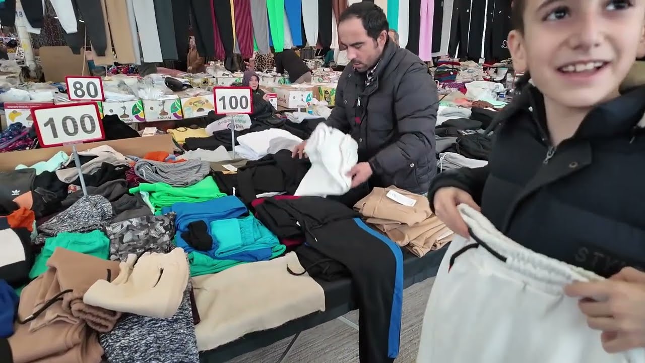 Güler ve çocuklarla Kuzeykent kapalı pazar yerinde alışveriş 