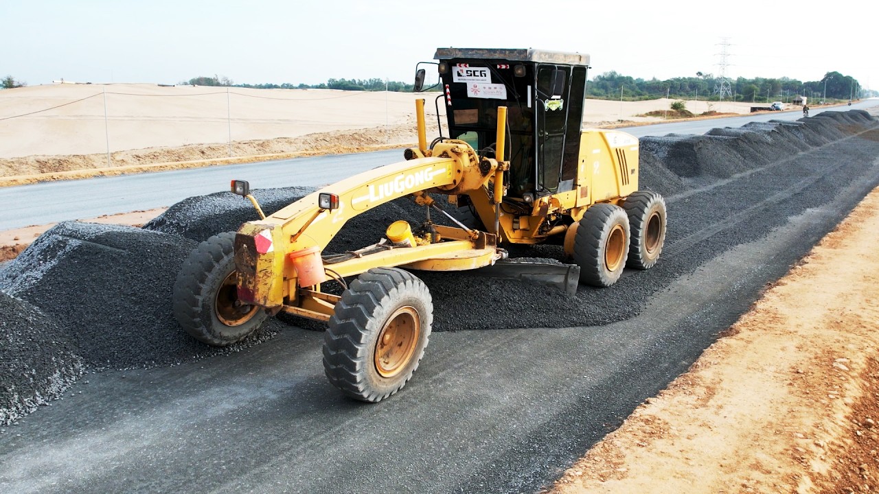 Perfect Action LiuGong Grader Spreading Gravel Making New Roads Techniques Operation Skills