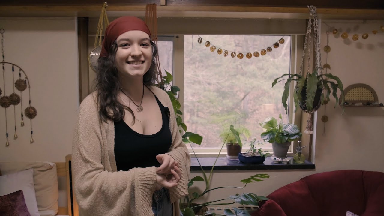 Colleen Roon Dorm Tour - Colleen's ’23 Room in McAfee Hall - YouTube