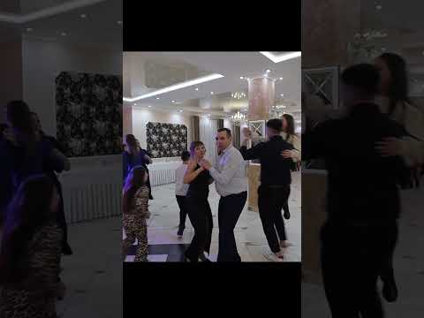 Полька чи краковяк.