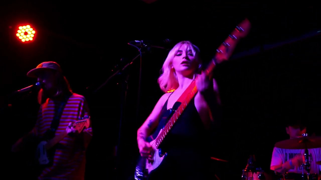Παρακολούθηση Snake Eyes- 40 Winks and Scuttlebug at The Old Blue Last, Shoreditch στο YouTube Παρακολούθηση Snake Eyes- 40 Winks and Scuttlebug at The Old Blue Last, Shoreditch στο YouTube