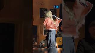 Kelly Clarkson was feeling the heat onstage during her Las Vegas residency at Caesars Palace.🔥