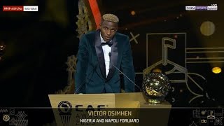 لحظة تتويج فيكتور أوسيمين بجائزة أفضل لاعب في أفريقيا عام 2023