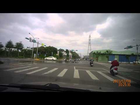 桃園縣 文中路小轎車 闖紅燈 車禍 2011年12月03日