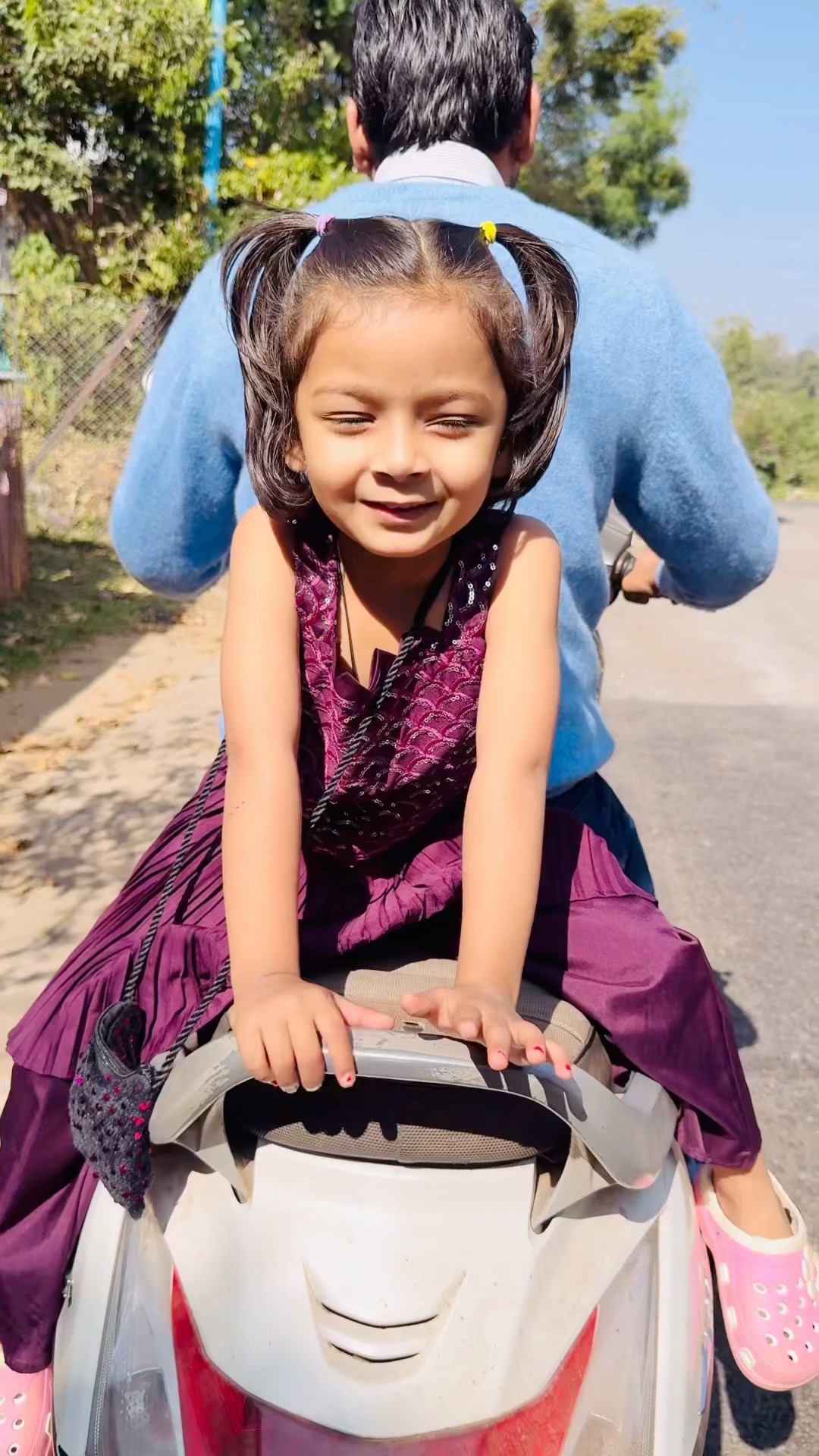 Tooktook papa thake h bike par kaise ghumayenge?