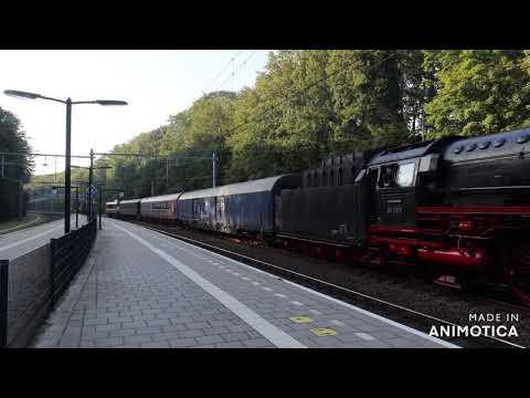 SSN 11075 en Railexperts 9901 komen aan en vertrekken van station Baarn