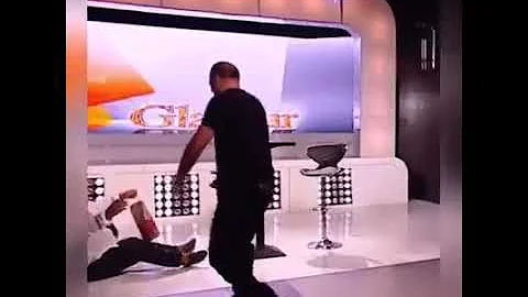 Dzej pada sa stolice posle snimanja  "Glamur Specijal".