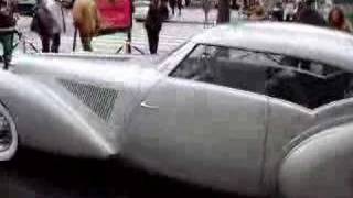 Delage D8 120S outside Louis Vuitton on the Champs-Élysées i