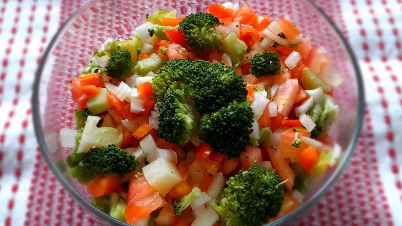 Receta #011 Ensalada de brócoli, cebolla, tomate, pimiento. Pocos ingredientes.