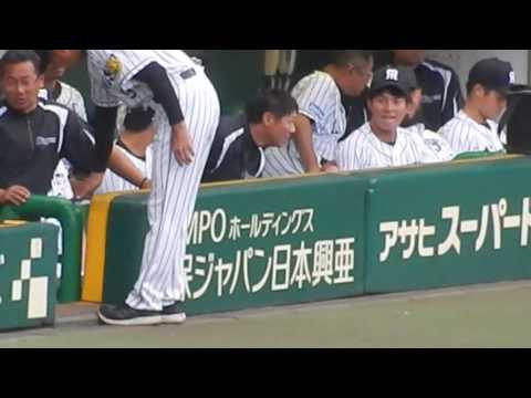 阪神タイガース2016/北條と中谷がベンチ内でキャッチボール、それを横目で見るゴメス【試合前】（2016.9.4)
