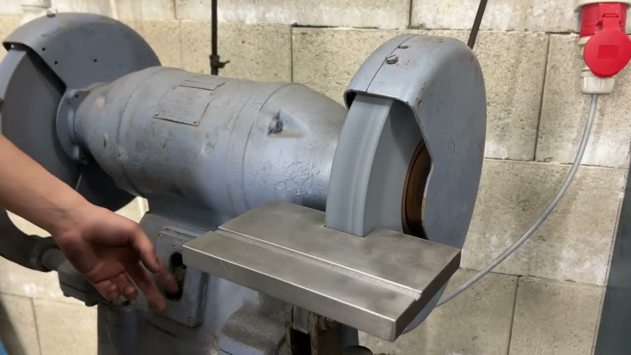 Neue Tische für den alten Schleifbock