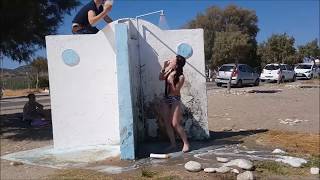 Plajda Duş Alan İnsanlara Şampuan Dökme Şakası