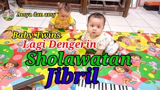 Download lagu Baby twins@ArsyaArsyTwin lagi dengerin sholawat jibril