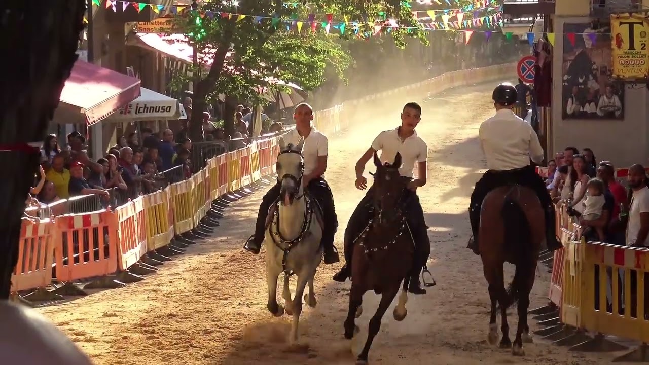 Dorgali: Cavalieri senza paura,  donne e uomini  a cavallo