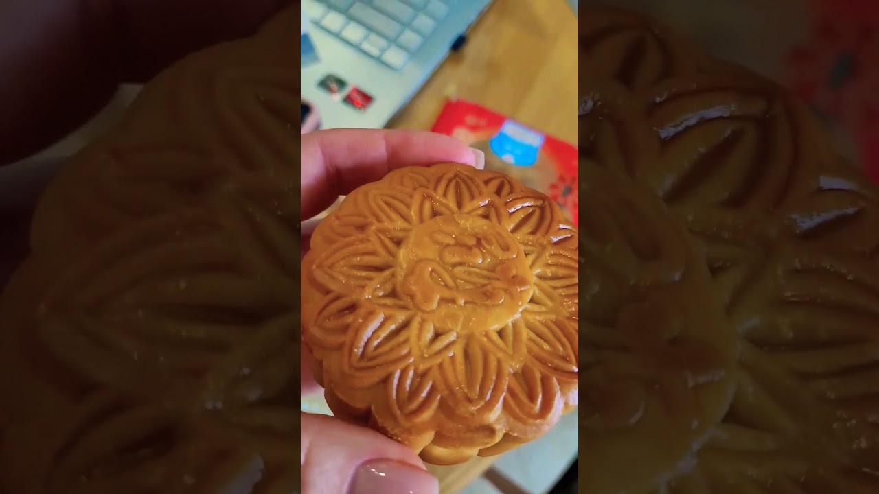 Лунное пирожное - лакомство Осеннего Фестиваля во Вьетнаме. 