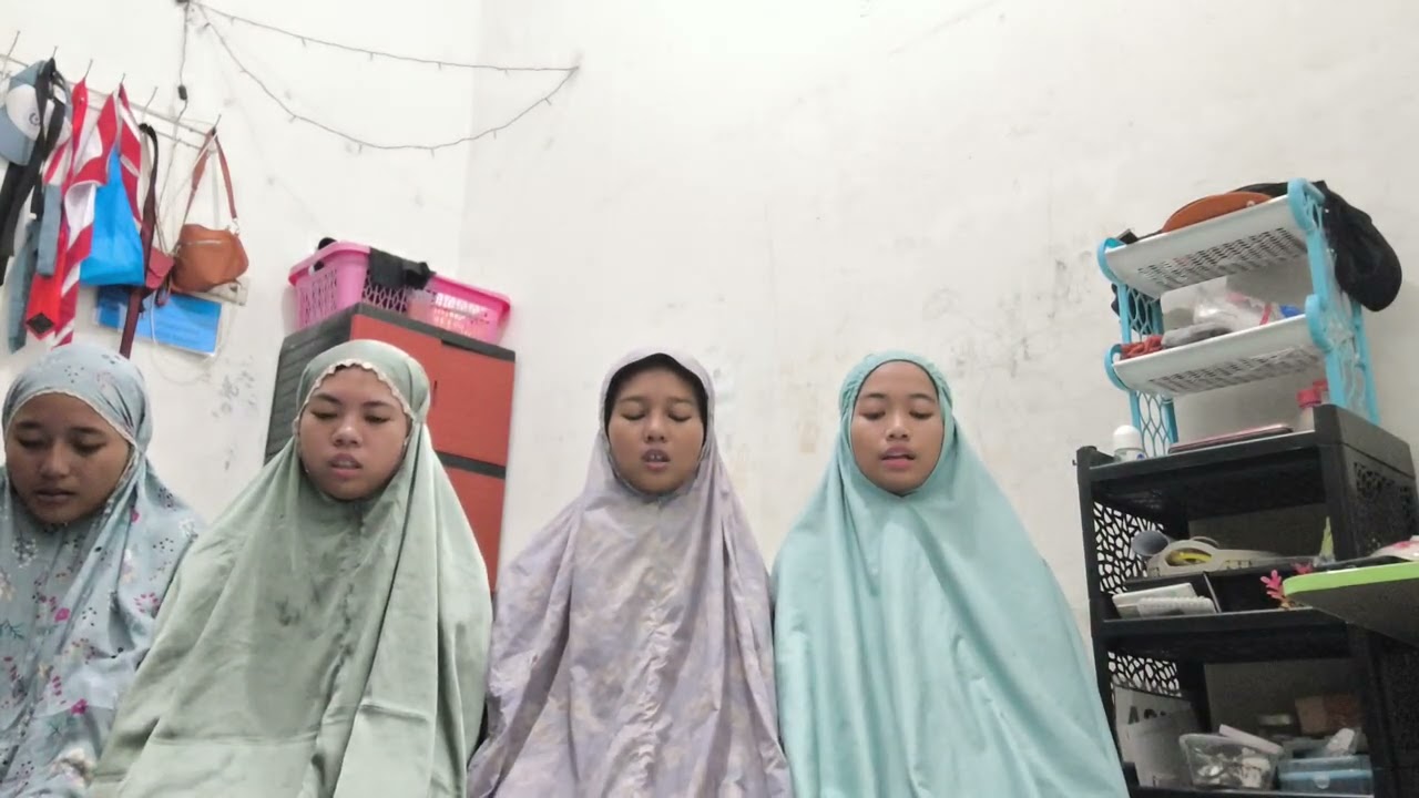 praktek solat by : Agnestya Rahmaningrum, Khoirunnisa Hiroshi, Lolita Ana A, Shafwah Razaki N.
