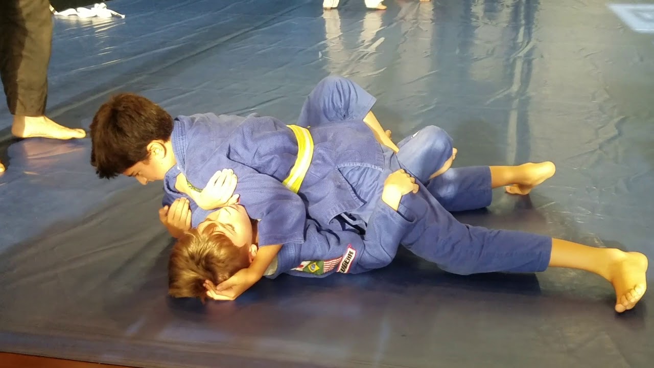 Kids BJJ match - long roll between yellow belts 🥋