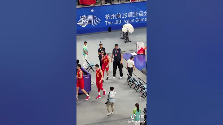 姚明赛后与球员们一一击掌 个人魅力四射 #teamchina #中国男篮 #姚明 #yaoming #杭州亚运会 #杭州亚运会 #阿才说球 - 天天要闻
