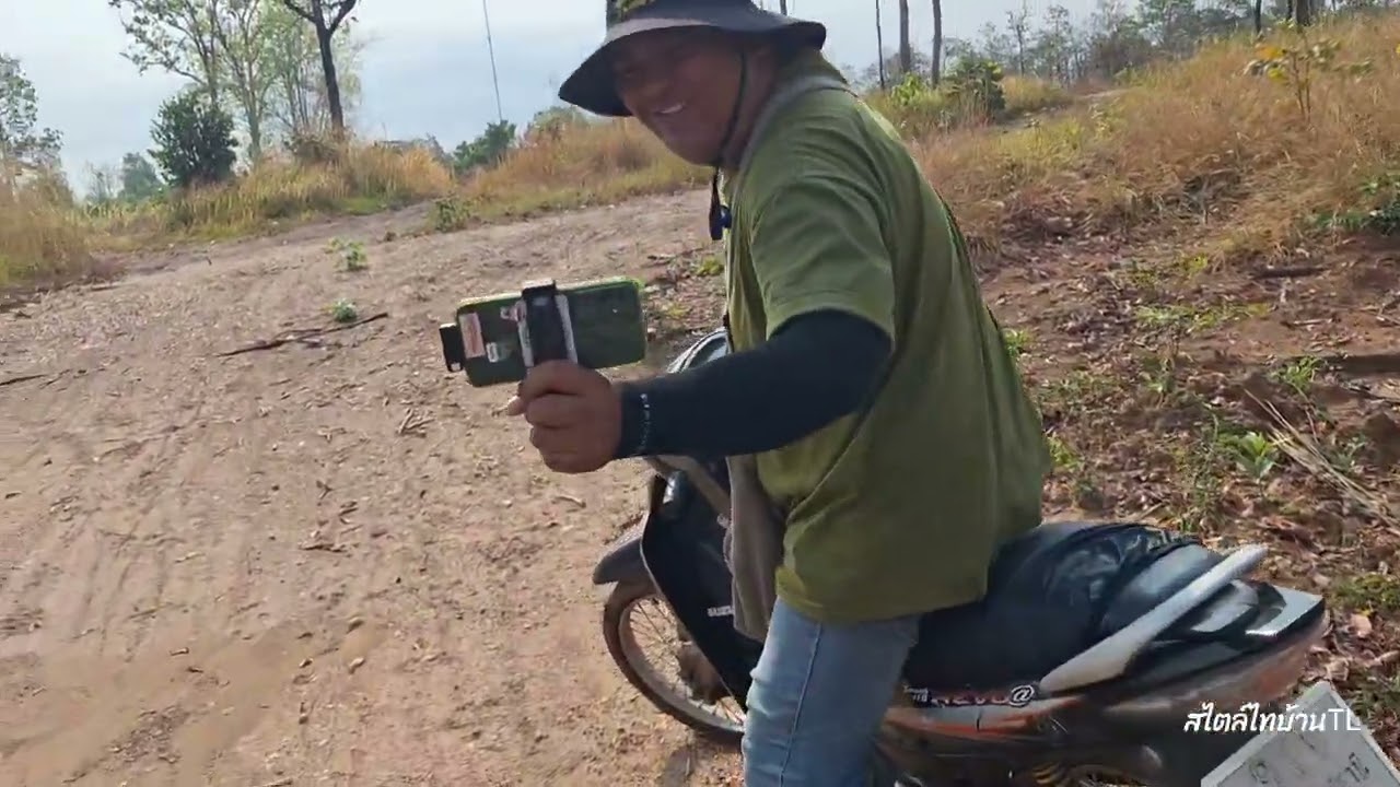 ทางชนบทอีสาน อ.เขมราฐ ฝนตกถนนลื่น