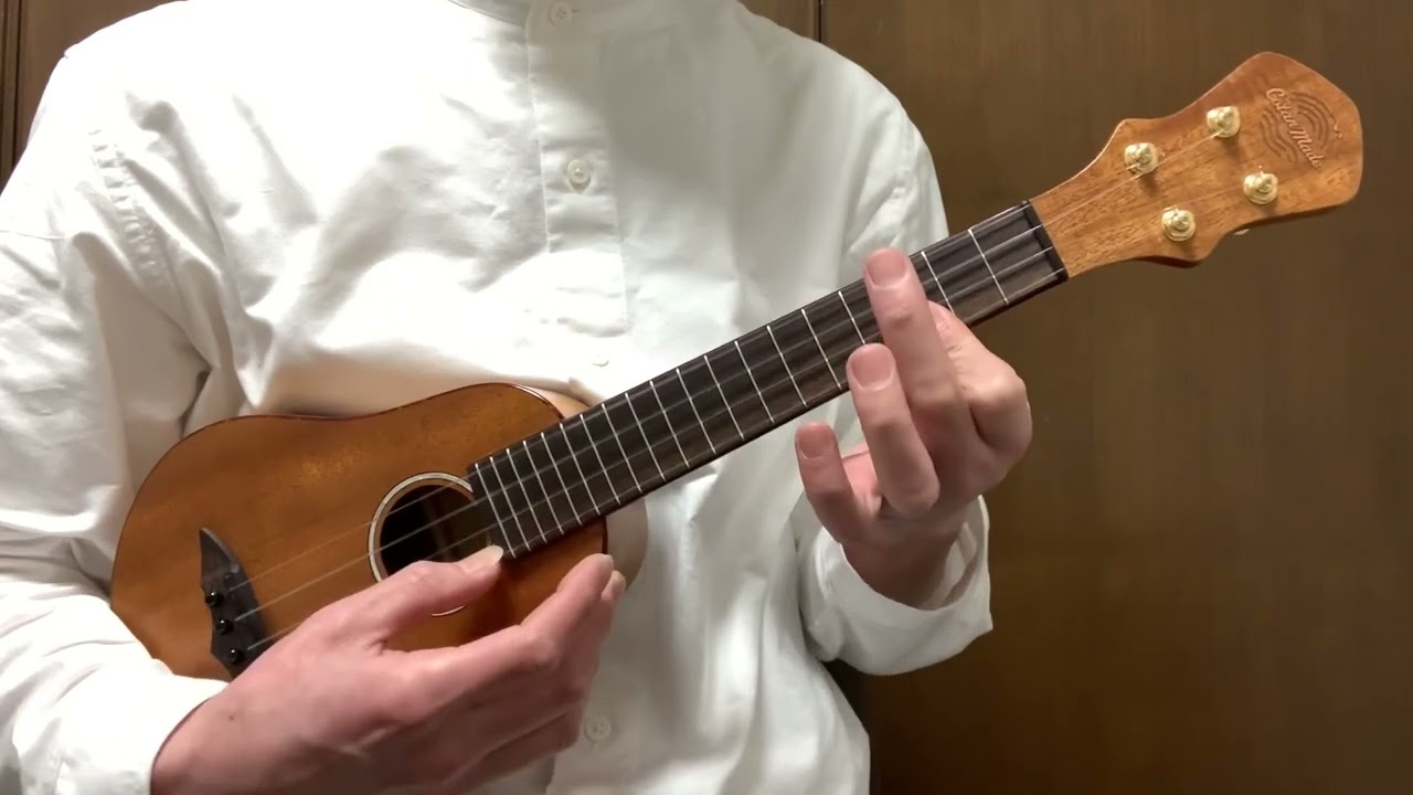 ウルトラマンの歌 (ukulele solo) - YouTube