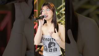 Empat Mata  Leona Zhen