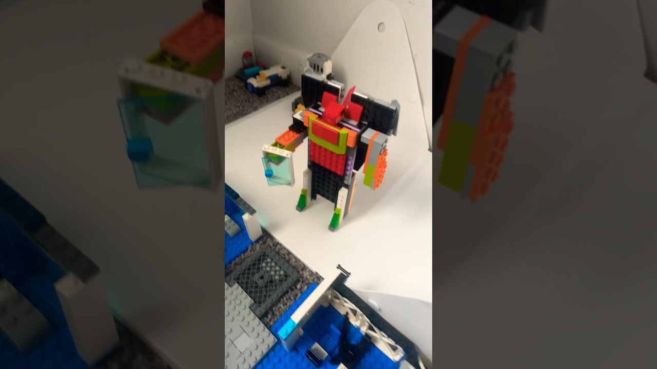 😂😂😂 big jet robot breaks the front door