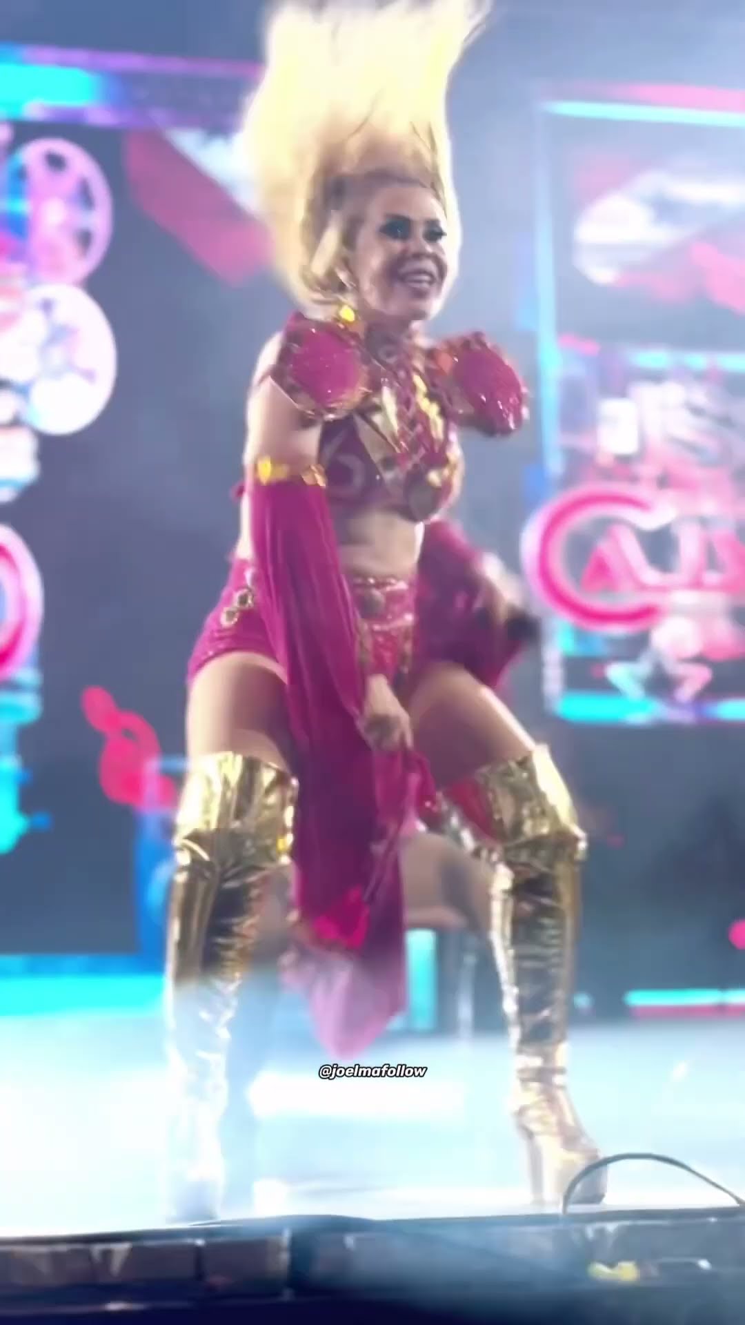 Joelma e as suas botas gigantes dando um show