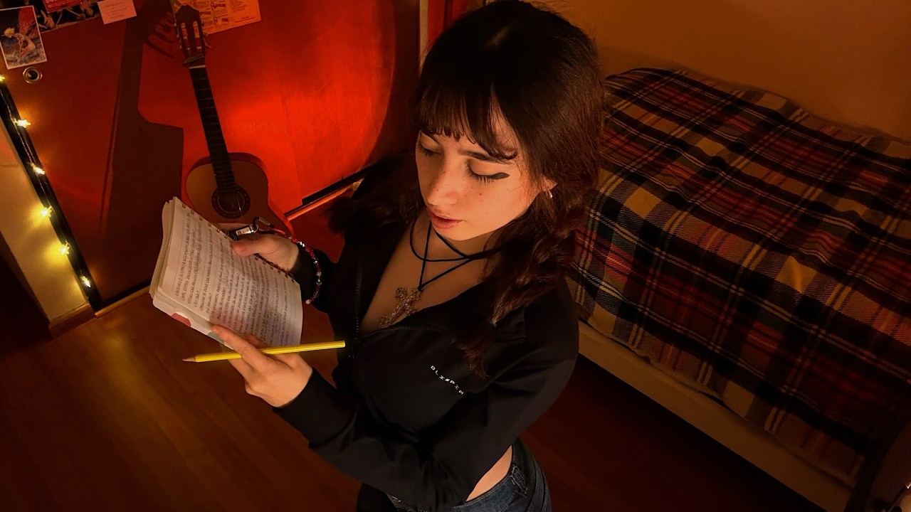 Девушка ростом 1,48 м допрашивает тебя шепотом в ASMR .ᐟ.ᐟ