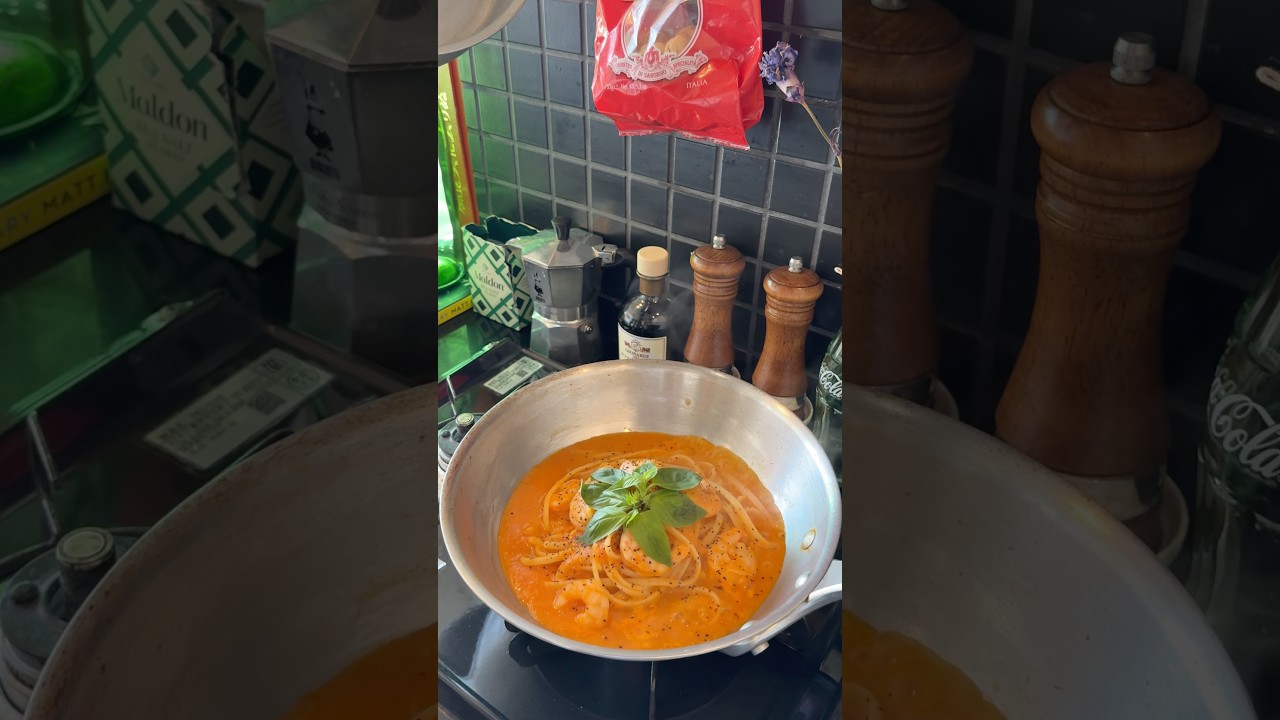 溶かすだけで食べれる海老の濃厚トマトソース #cooking #暮らしチャンネル #冷凍ストック #パスタ #料理 #時短レシピ #簡単レシピ #pasta #food #自炊 #おうちごはん