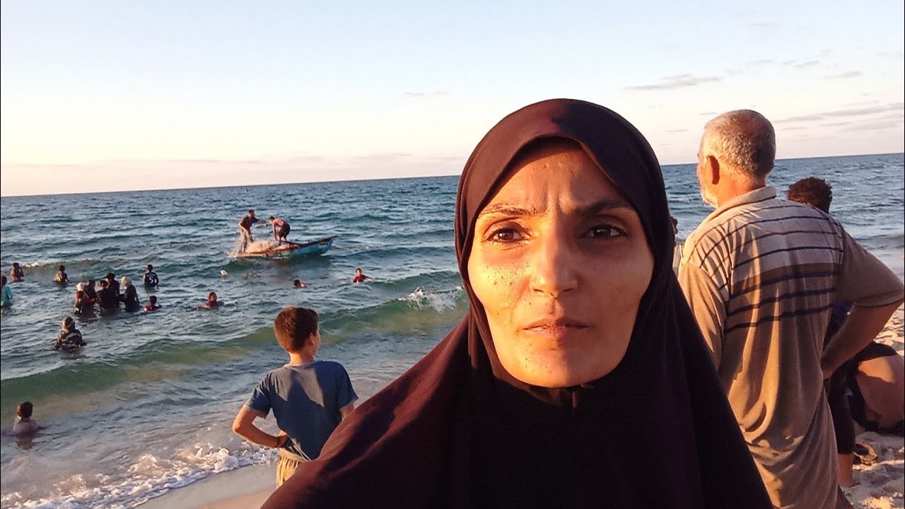 واقعنا اليومي و فرحت النازحين بخروج السمك على شاطئ بحر غزة بعد حرمان و مجاعه رجعت الحرب يارب فرجك 😥🤲