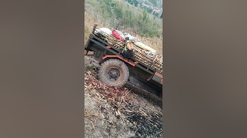 công nông  chở mi xuống  núi  cực  dốc rất  nguy hiểm