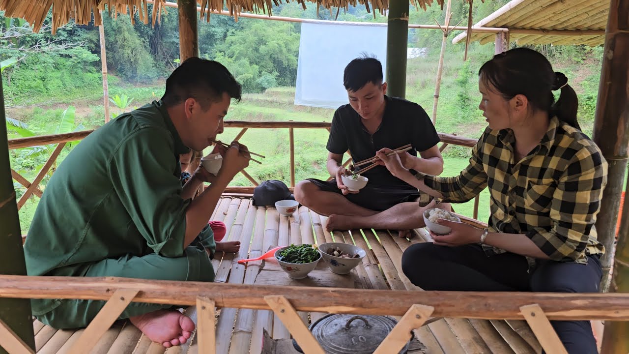 Love begins: The girl and the boy invited the herbalist to dinner and thanked him.
