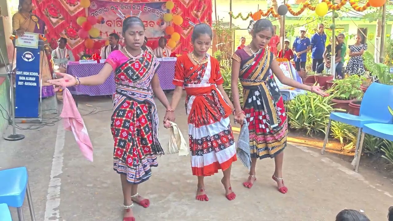 8th କ୍ଲାସ୍ ଛାତ୍ରୀ ମାନଙ୍କ ଦ୍ଵାରା ପରିବେଷ୍ଟିତ ନାଚ