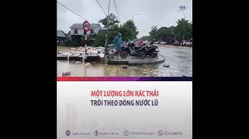 Một lượng lớn rác thải trôi theo dòng nước lũ