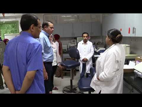 رئيس جامعة سوهاج يتفقد معامل تحليل الدم بالمستشفي الجامعى