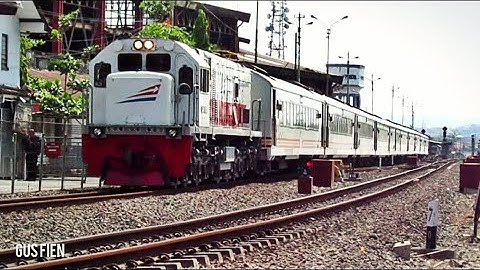 Kesibukan Kereta Api di Kawasan Timur Semarang Poncol