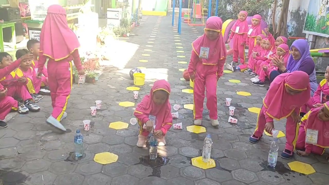 Bermain game Bola Air bersambung dan bola berjalan