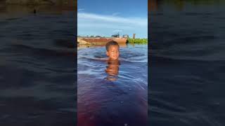 Olha a coragem desse menino, nadando nas águas pantaneiras. #shorts