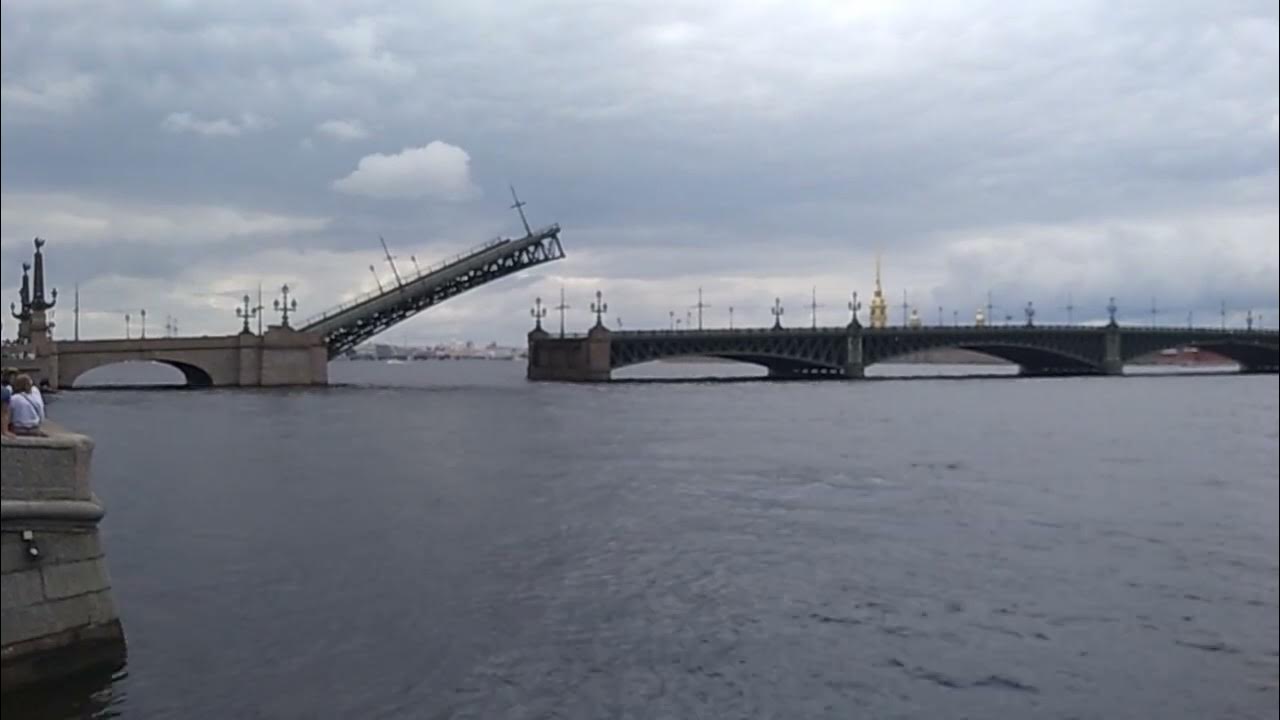 Вид на Троицкий мост с Петровской набережной